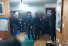 "콜" "땡" 깊은 밤 수상한 펜션에 우글우글…영화 속 도박판 현실로
