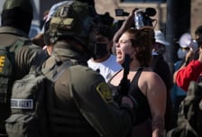 "총 5발 쐈고, 그녀는 구멍 7개 났다"…미국 요원, 채팅방서 '충격 발언'