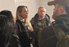 "경호원 풀어줘" 젤렌스키에 전화 건 졸리…우크라 동행 중 '강제 징집'