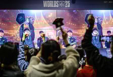 T1, 롤드컵 사상 첫 '쓰리핏' 역사 썼다…통산 6회 우승