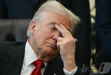 "졸린 조" 바이든 조롱…'79세' 트럼프, 백악관 행사 중 20분 '꾸벅꾸벅'