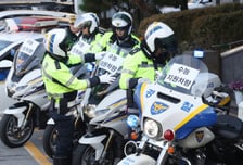 지각 수험생 순찰차 수송 지원…경찰관 1만명 배치