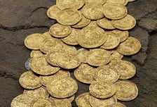 정원 진흙서 '600년 된 금화' 와르르…9억원 돈벼락 맞은 부부