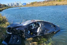 "차 문 안열려" 테슬라, 동부간선도로서 중랑천 추락…119출동 2명 구조