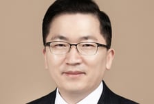 출산 때 보험료 1년 면제·지원금 최대 900만원…여심 잡았다