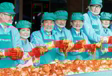 [사진]함영주 하나금융 회장, 임직원들과 '사랑의 김장나눔' 행사