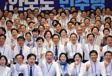 與 지역위원장 1박2일 워크숍 마무리…"지방선거 압도적 승리" 결의