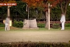 [영상]애들도 노는데 골프공 '탁탁'…30분 넘게 공원 점령한 남녀