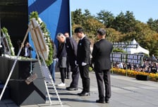 이중근 회장 '유엔 참전용사 추모의날' 국민대표 헌화