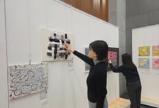 "만지면서 감상하세요"…서울대 도서관서 열린 '특별한 전시'