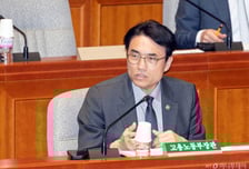 고용부 차관 "정년 연장, 특정층 혜택없는 상생안 찾을 것"