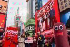 뉴욕 물들였다…롯데웰푸드, 뉴욕 타임스스퀘어에서 '빼빼로데이' 행사