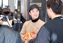 [포토]류현진 사인이 먼저지! 인교진