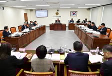 경남도의회 문화복지위 경남체육회 물품방치·편법계약 집중포화