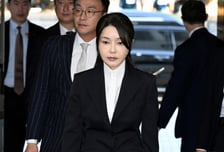 김건희 재판부, 샤넬 가방·구두 법정서 직접 사용감 검증