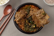 "팔팔 끓은 해장국 쏟아" 직원 실수에 손님 화상…배상은 업주가?