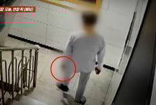 한밤중 흉기들고 현관문 흔드는 남자…"CCTV에 찍힌 소름돋는 정체"