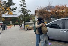 교문 앞에서 꽉 안아준 엄마 아빠…"수능 파이팅!" 뒷모습까지 찰칵