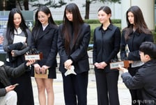 "빨리 컴백" vs "사과 먼저"…1년만에 돌아온 뉴진스, 쪼개진 팬덤