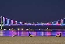 부산 광안대교 밤바다 형형색색 축제장 연출