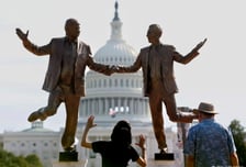 앱스타인 이메일에 등장한 트럼프..."성 착취 피해자와 한집에서"