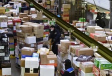 새벽배송 쿠팡·컬리에만 '과로사' 프레임 씌운 민노총, 왜?