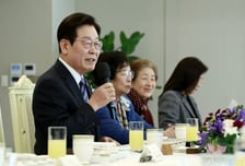 "그때 아주 미남이셨다"···'30년 인연' 민가협 어머니들 만난 이재명 대통령
