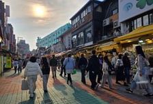 "수험표 가져오면 원플원"…'수능 끝났다' 덩달아 신난 젊음의 거리