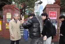 [사진] 박종훈 경남교육감 수능 응시자 격려