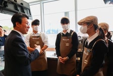 김민석 총리, 자립준비청년 카페 찾아 "좋은 정책 모델 확산 위해 노력"