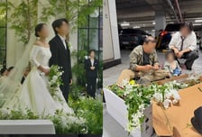 "내 딸 부케 시들까 봐"…예식장 주차장서 직접 만든 아빠 '뭉클'
