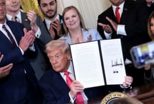 트럼프, 유럽 4개국 '안티파' 단체 테러조직 지정…'편가르기' 비판