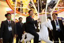 與정청래, '지스타' 깜짝 방문 "작년, 재작년에도 왔어야 했는데…"