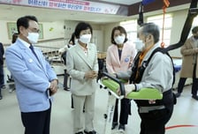 못 걷는 노인도 매일 화장실 가야 하는데..."돌봄장비, 정부 지원 부족"