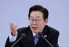 이 대통령 팩트시트에...정청래 "박수" 장동혁 "대장동 덮으려 급박"