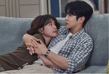 '우주메리미' 정소민-최우식, 꿀 떨어지는 소파 포옹 현장 포착