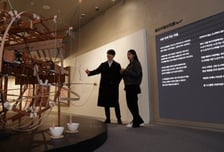 "강남 한복판에 뜬 거장의 작품"…LGU+ '틈', 미술관으로