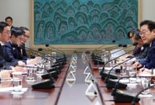 [속보]이재명 대통령 "김정관 장관 터프 사나이, 애 많이 쓰셨다"