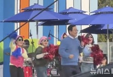 여공무원들 '백댄서' 세우고 흔들흔들…구청장 "주말 내내 괴로웠다"