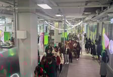 캐리어 끌고 오픈런…1년만에 '힙'성수 바꾼 올리브영N[리얼로그M]