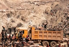 "접근금지 무시"…채굴꾼 몰려 민주콩고 광산 임시다리 붕괴, 수십명 사망