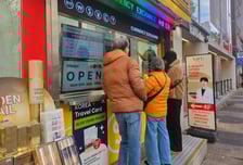 환율 치솟자 "마음껏 쇼핑" 외국인들 신났다…환전소마다 '바글바글'