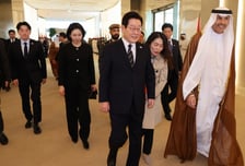 이재명 대통령, 전투기 4대 호위 받으며 UAE 도착...순방 일정 돌입