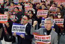 "의협 기득권 지키려 국민 겁박"   건강보험 노조, 집단행동 비판