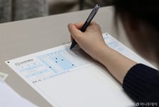 "사인펜 잉크 터져 마킹 못해…수능 망쳤다" 수험생들 '부글부글'