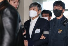 양손 묶인 조태용 전 원장 "조사 잘 받겠다"…채 해병 특검 피의자 조사