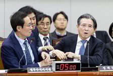 野 "따님에 임대주택 살라고 하고 싶나"…김용범 "어떻게 가족 엮느냐"