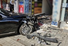 70대 몰던 차, 갑자기 인도 돌진...엄마는 심정지, 2살 딸은 목·다리 부상