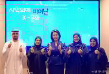 UAE 대학 한류동호회 만난 김혜경 여사 "뜨거운 관심에 놀라"
