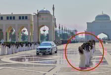 "이 대통령 떴다" 흰옷 여성들, 긴 머리 '휙휙'…기이한 행동, 왜?